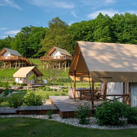 ホテル Forrest Glamping Banská Štiavnica エクステリア 写真