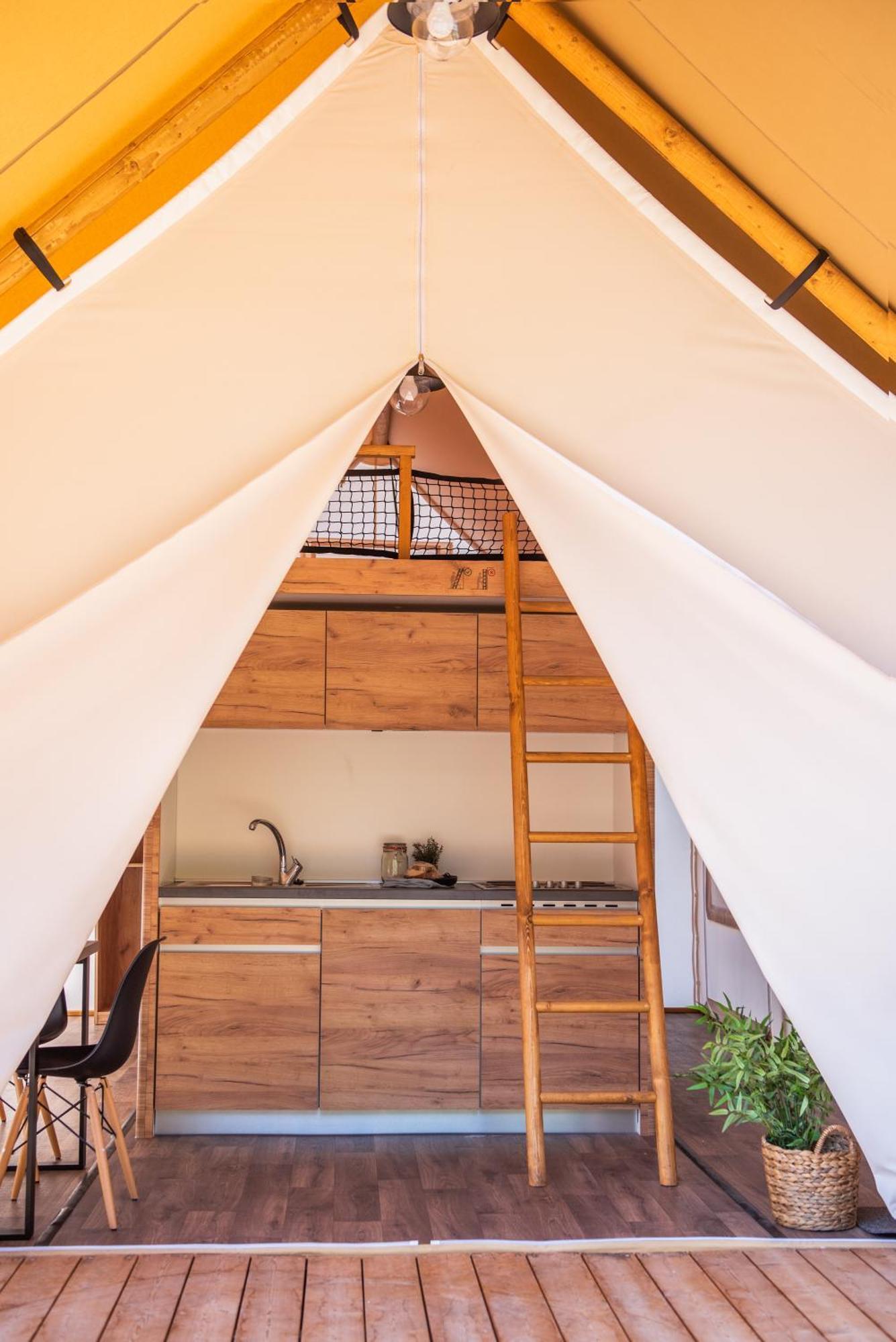 ホテル Forrest Glamping Banská Štiavnica エクステリア 写真