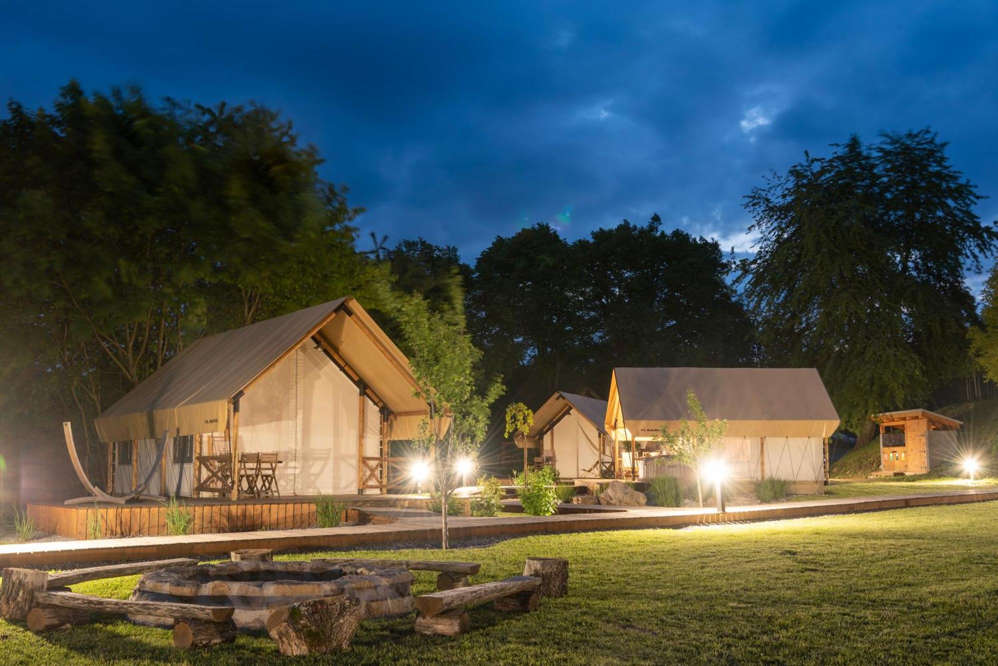 ホテル Forrest Glamping Banská Štiavnica エクステリア 写真