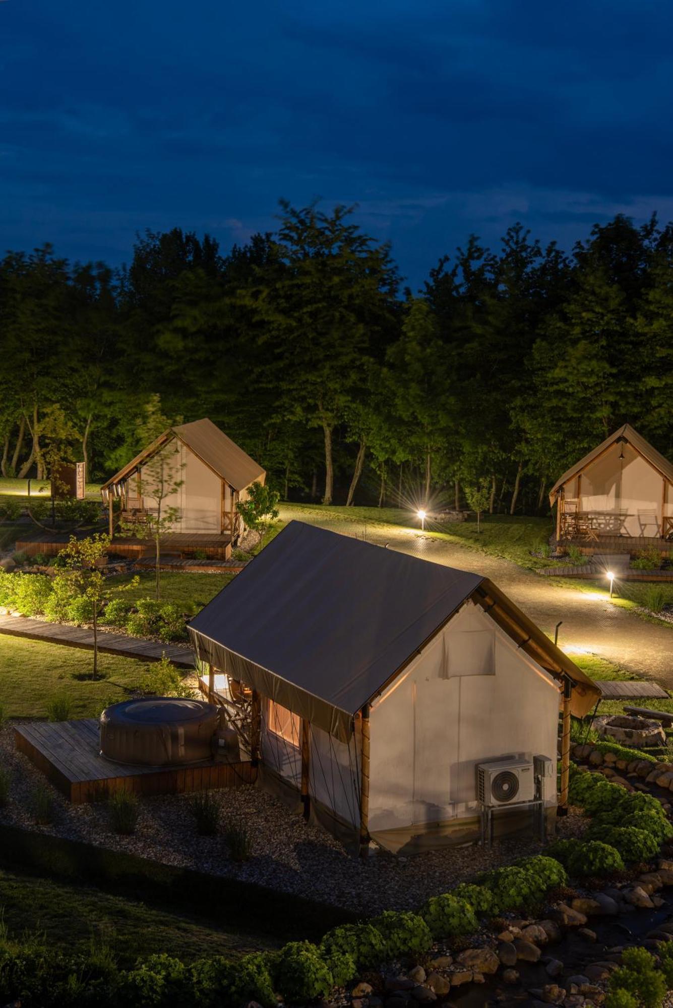ホテル Forrest Glamping Banská Štiavnica エクステリア 写真