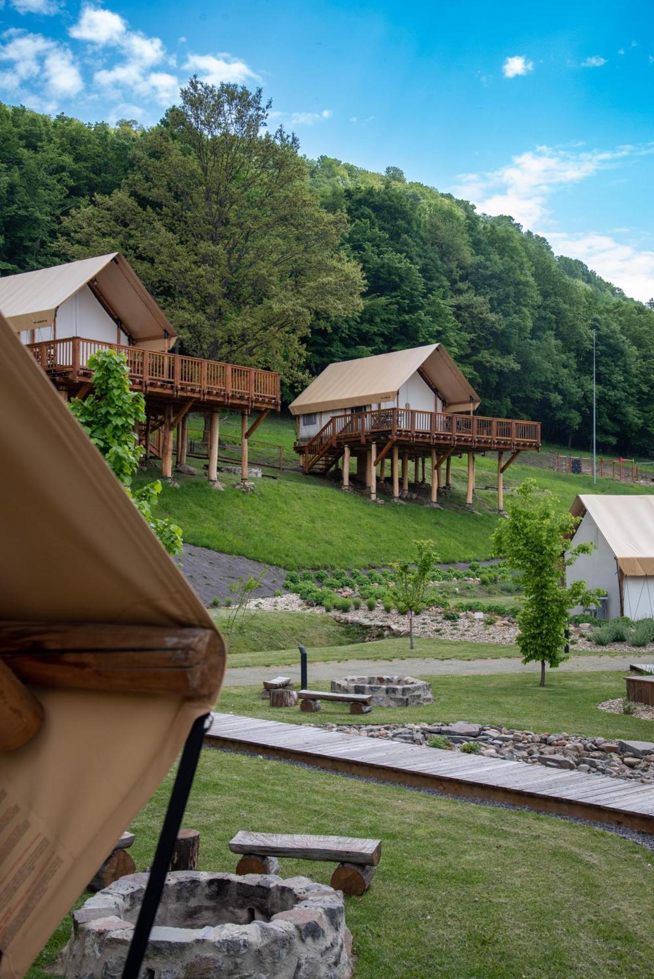 ホテル Forrest Glamping Banská Štiavnica エクステリア 写真