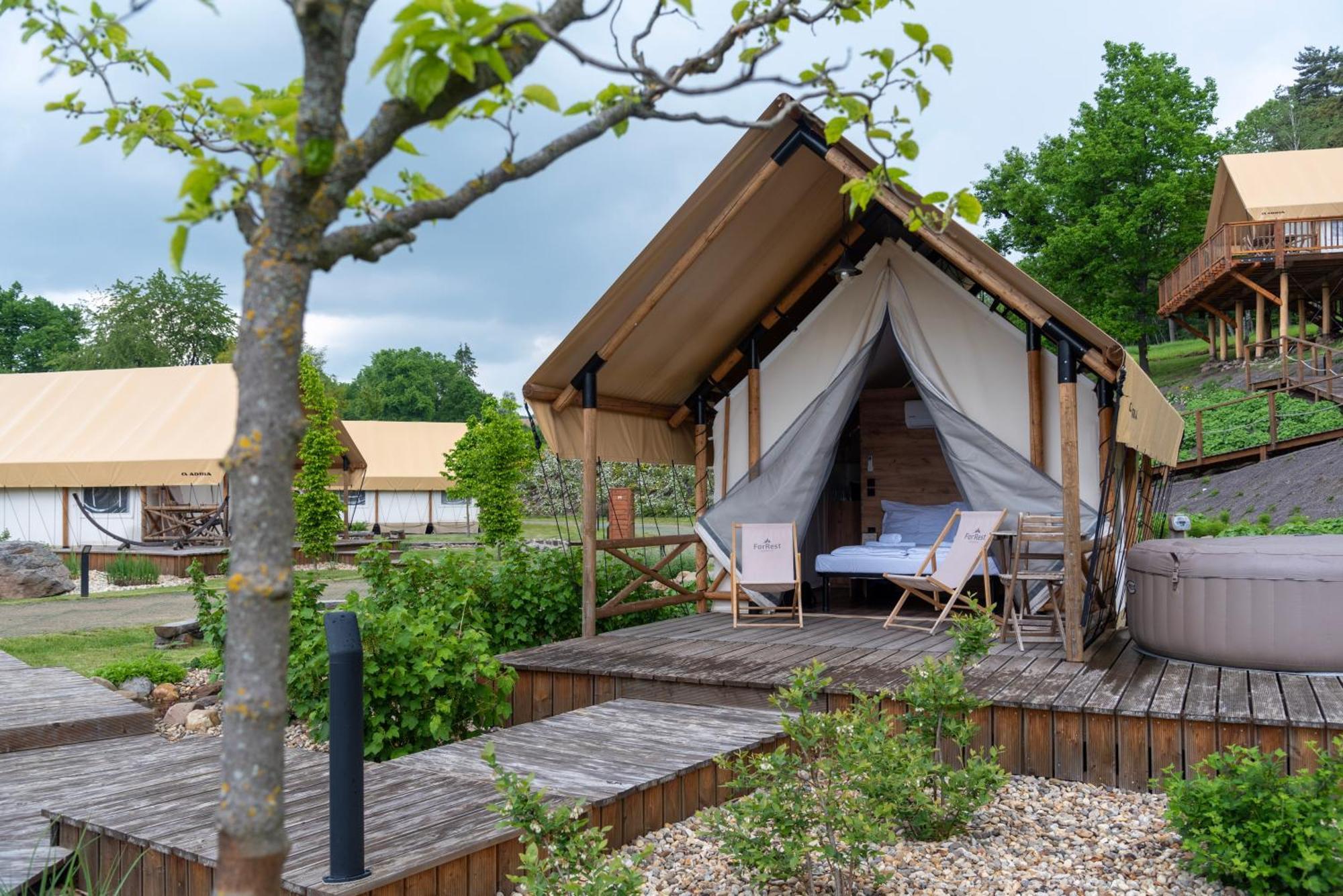 ホテル Forrest Glamping Banská Štiavnica エクステリア 写真