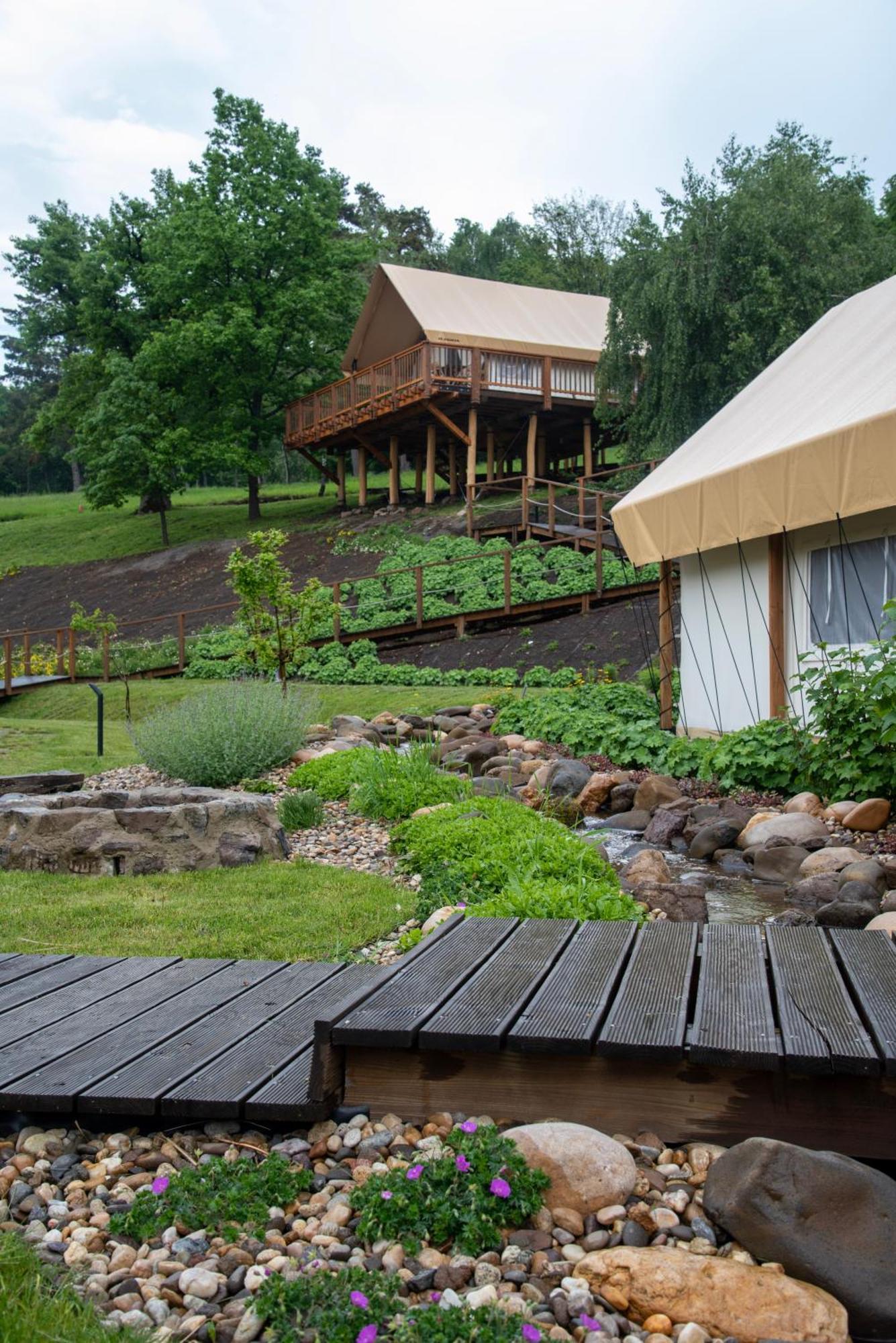 ホテル Forrest Glamping Banská Štiavnica エクステリア 写真