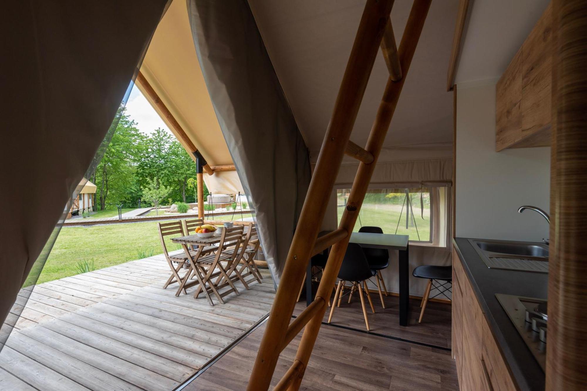 ホテル Forrest Glamping Banská Štiavnica エクステリア 写真