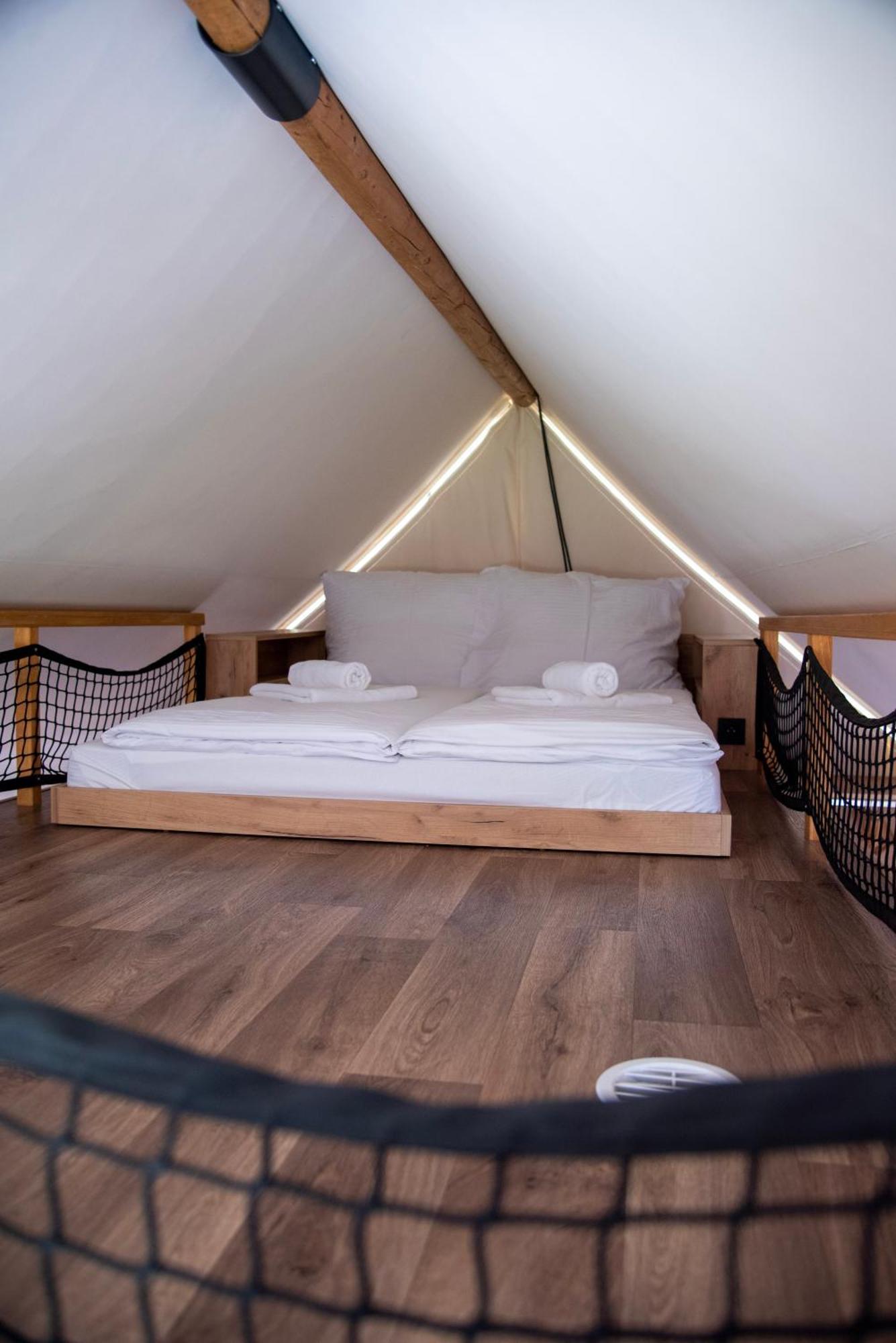ホテル Forrest Glamping Banská Štiavnica エクステリア 写真