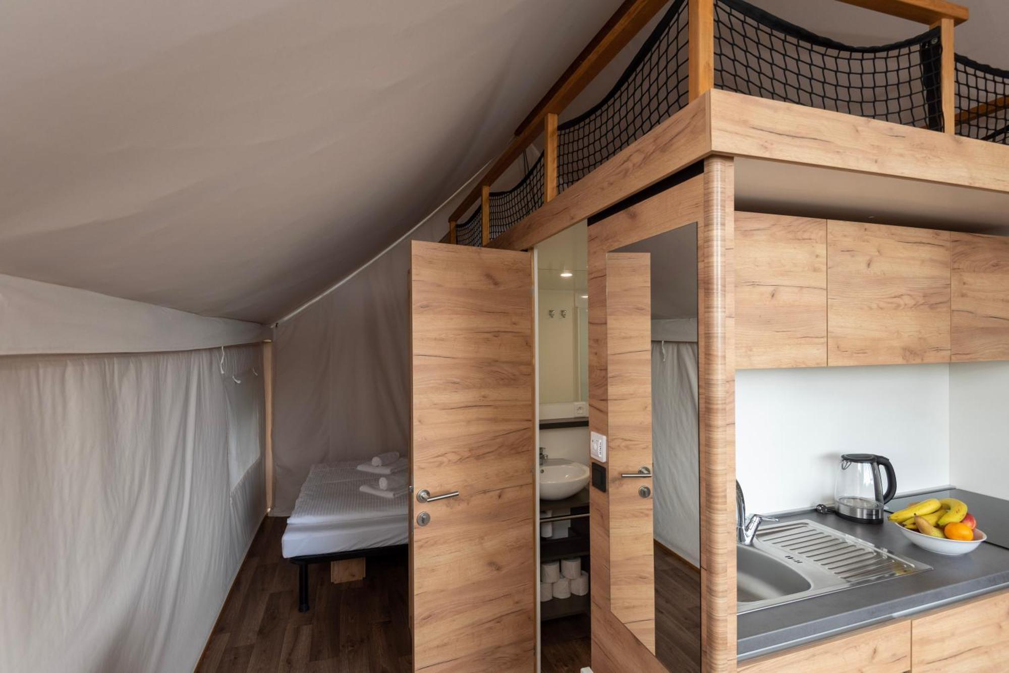 ホテル Forrest Glamping Banská Štiavnica エクステリア 写真