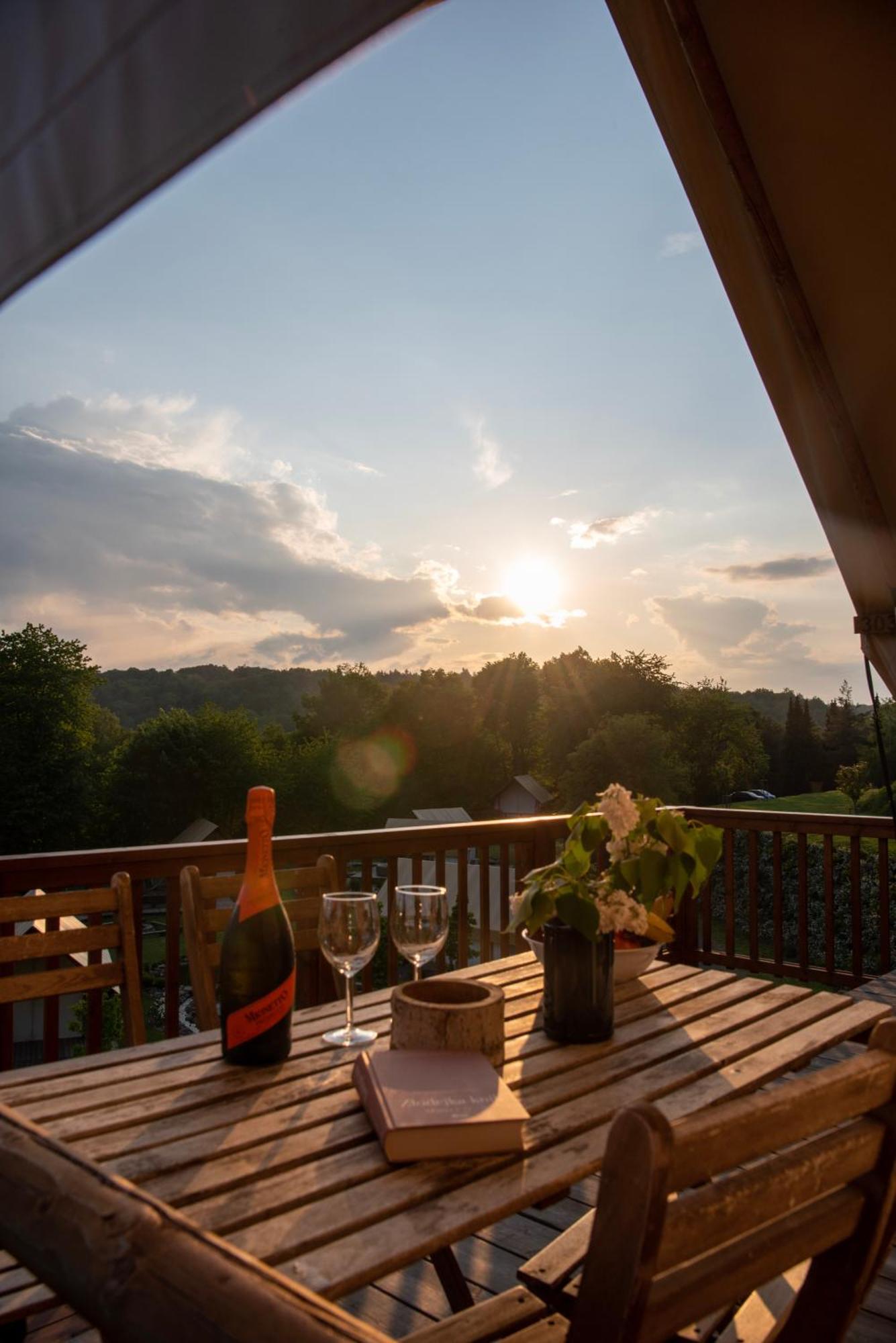 ホテル Forrest Glamping Banská Štiavnica エクステリア 写真