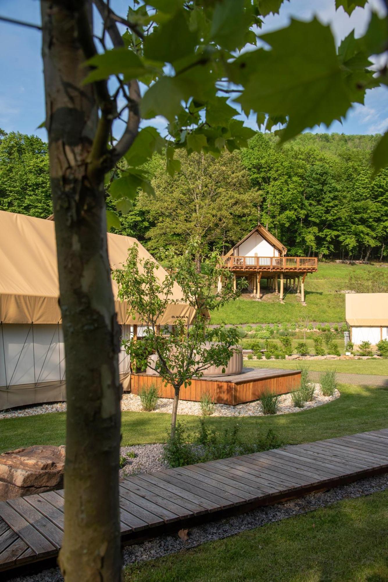ホテル Forrest Glamping Banská Štiavnica エクステリア 写真