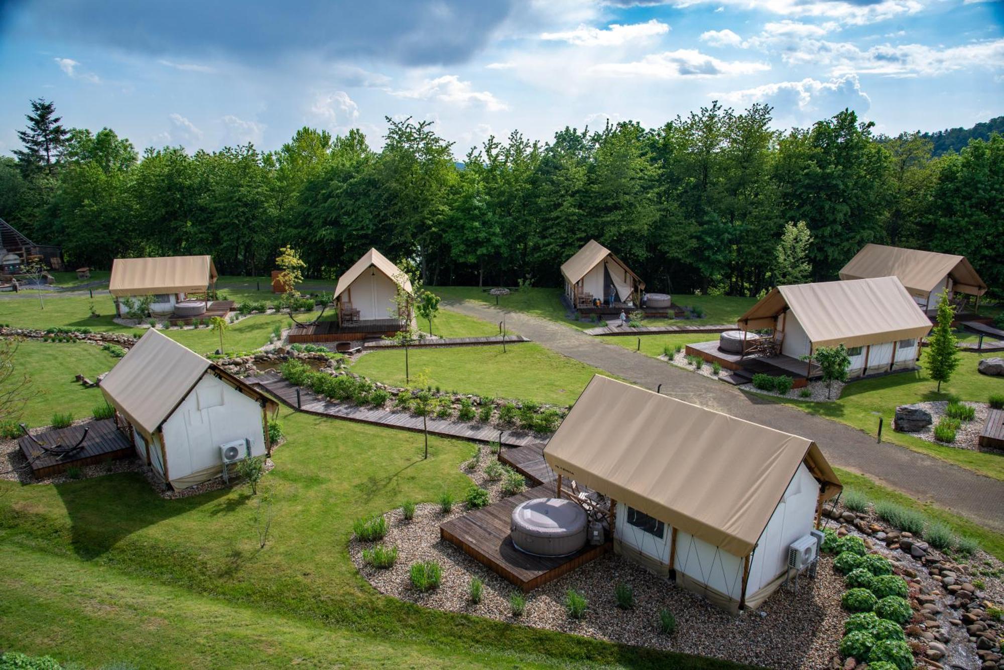 ホテル Forrest Glamping Banská Štiavnica エクステリア 写真