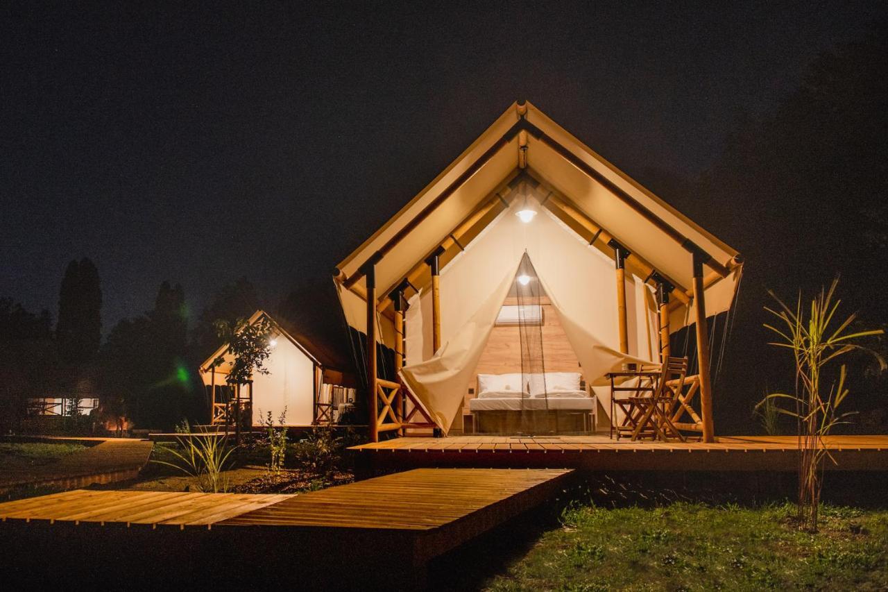 ホテル Forrest Glamping Banská Štiavnica エクステリア 写真