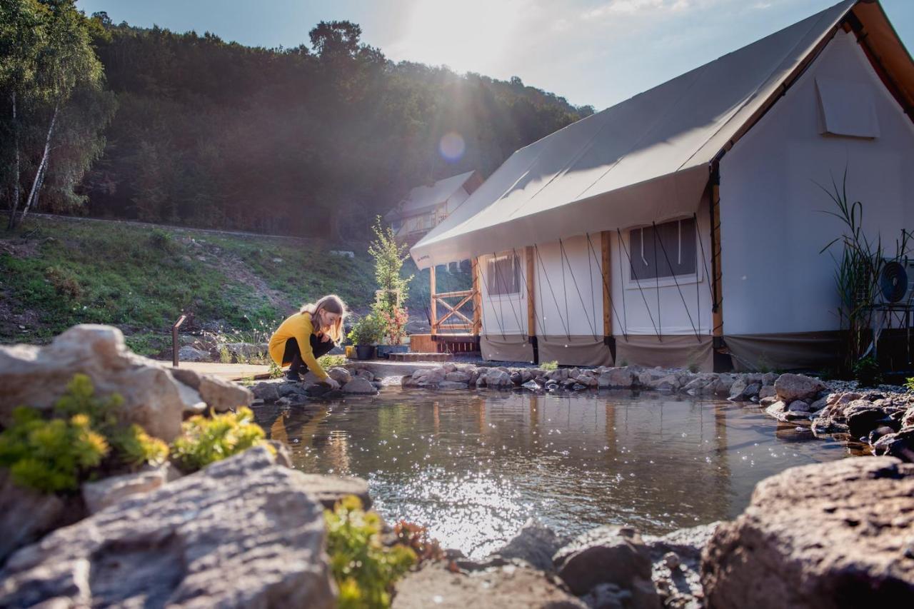 ホテル Forrest Glamping Banská Štiavnica エクステリア 写真